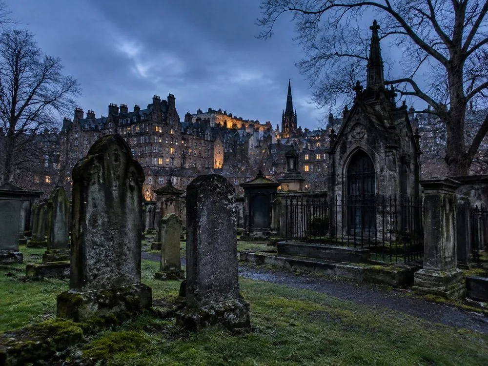 Edinburgh: Haunted Underground Vaults and Graveyard Tour